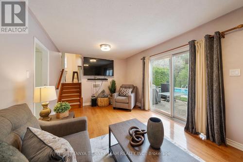 728 Bermuda Avenue, Oshawa, ON - Indoor Photo Showing Living Room