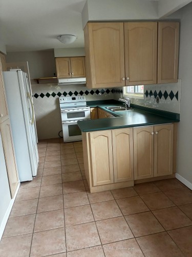 2201 Cliff Road, Mississauga, ON - Indoor Photo Showing Kitchen With Double Sink