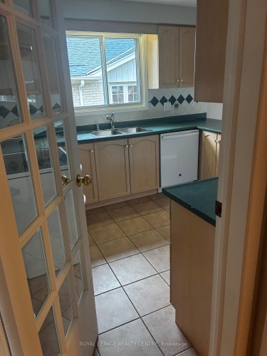 2201 Cliff Road, Mississauga, ON - Indoor Photo Showing Kitchen With Double Sink