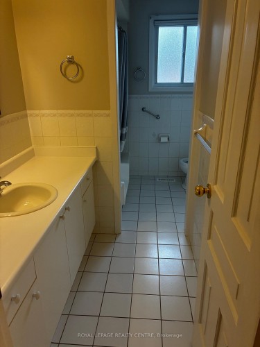 2201 Cliff Road, Mississauga, ON - Indoor Photo Showing Bathroom