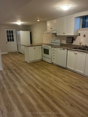 2201 Cliff Road, Mississauga, ON - Indoor Photo Showing Kitchen With Double Sink