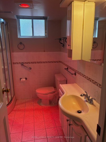 2201 Cliff Road, Mississauga, ON - Indoor Photo Showing Bathroom