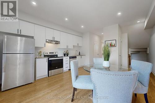 384 Okanagan Path, Oshawa, ON - Indoor Photo Showing Kitchen With Upgraded Kitchen