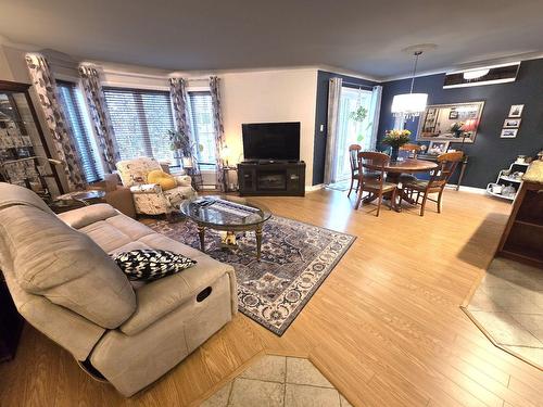 Living room - 3-5 Crois. De Cambrai, Châteauguay, QC - Indoor Photo Showing Living Room