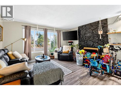 3656 Dunbarton Road, West Kelowna, BC - Indoor Photo Showing Living Room
