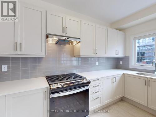 21 La Reine Avenue, Richmond Hill, ON - Indoor Photo Showing Kitchen