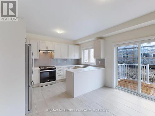 21 La Reine Avenue, Richmond Hill, ON - Indoor Photo Showing Kitchen