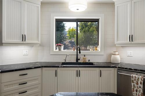 1258 Round Lake Road, Spallumcheen, BC - Indoor Photo Showing Kitchen With Upgraded Kitchen