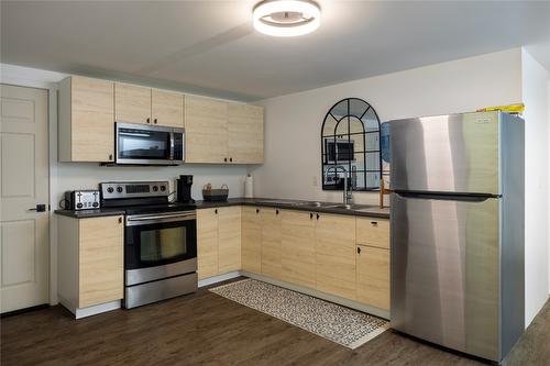 1258 Round Lake Road, Spallumcheen, BC - Indoor Photo Showing Kitchen With Double Sink