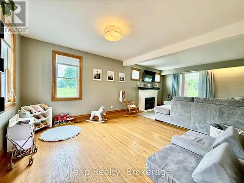 99 6 Concession, Brockton, ON - Indoor Photo Showing Living Room