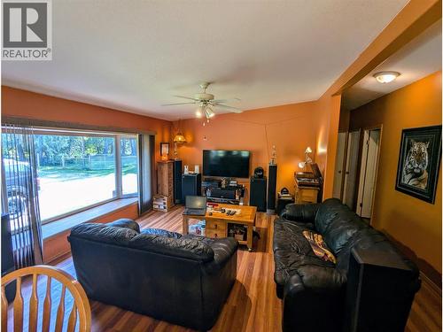 5060 Tatlow Road, Salmon Arm, BC - Indoor Photo Showing Living Room