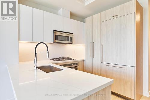 407 - 123 Maurice Drive, Oakville, ON - Indoor Photo Showing Kitchen With Upgraded Kitchen