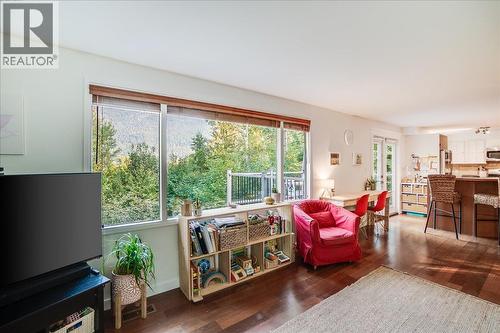 2758 Leecrest Road, Nelson, BC - Indoor Photo Showing Living Room