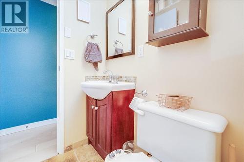 2758 Leecrest Road, Nelson, BC - Indoor Photo Showing Bathroom