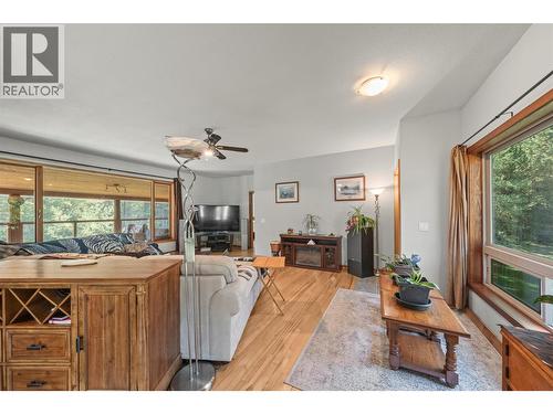 2510 Samuelson Road, Sicamous, BC - Indoor Photo Showing Living Room