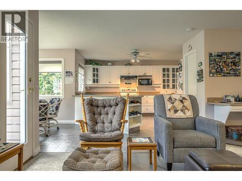 8905 Orchard Ridge Drive, Coldstream, BC - Indoor Photo Showing Living Room