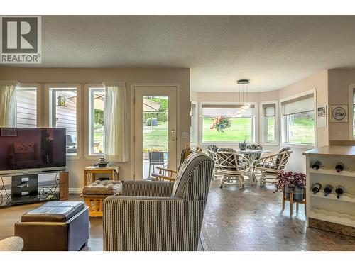 8905 Orchard Ridge Drive, Coldstream, BC - Indoor Photo Showing Living Room