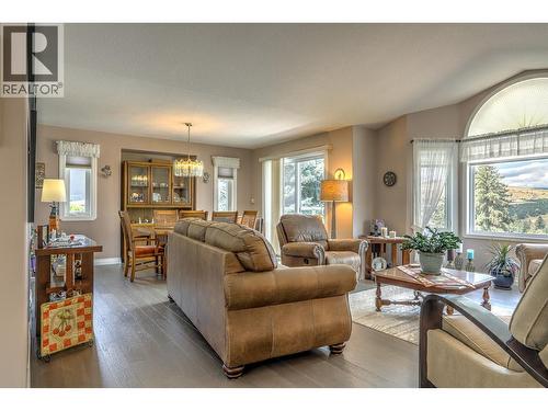 8905 Orchard Ridge Drive, Coldstream, BC - Indoor Photo Showing Living Room