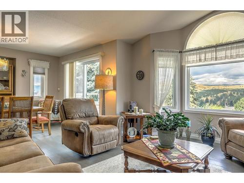 8905 Orchard Ridge Drive, Coldstream, BC - Indoor Photo Showing Living Room