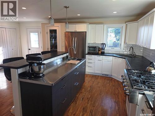 302 8Th Street E, Wynyard, SK - Indoor Photo Showing Kitchen With Stainless Steel Kitchen With Upgraded Kitchen