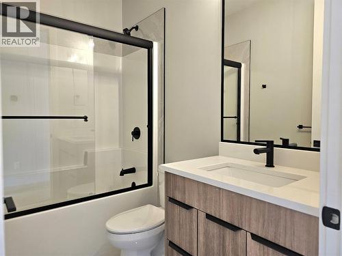 757 Barnaby Road Unit# 3, Kelowna, BC - Indoor Photo Showing Bathroom