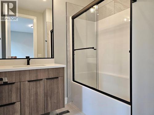 757 Barnaby Road Unit# 3, Kelowna, BC - Indoor Photo Showing Bathroom