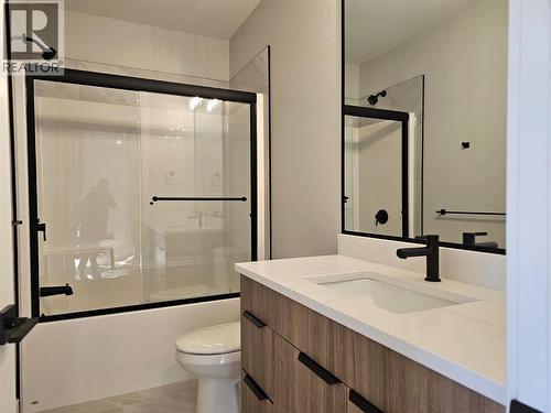 757 Barnaby Road Unit# 3, Kelowna, BC - Indoor Photo Showing Bathroom