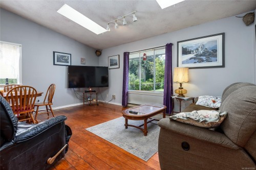 2186 Waveland Rd, Courtenay, BC 