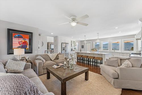 1312 Menu Road, West Kelowna, BC - Indoor Photo Showing Living Room