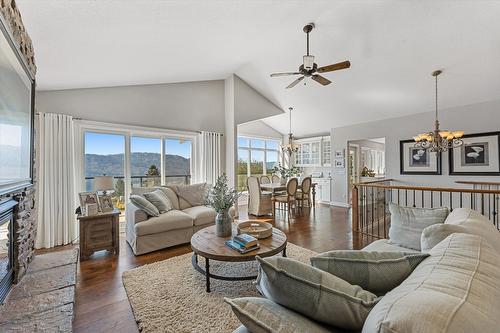 1312 Menu Road, West Kelowna, BC - Indoor Photo Showing Living Room