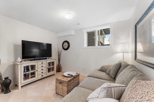 1312 Menu Road, West Kelowna, BC - Indoor Photo Showing Living Room