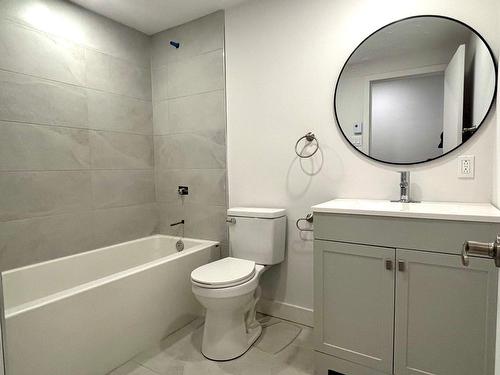 Bathroom - 2134-Boul. Grand, Montréal (Côte-Des-Neiges/Notre-Dame-De-Grâce), QC - Indoor Photo Showing Bathroom