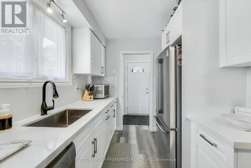 82 Lacey Crescent, London South (South X), ON - Indoor Photo Showing Kitchen With Upgraded Kitchen