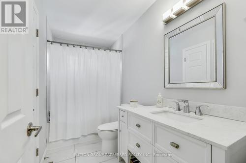 82 Lacey Crescent, London South (South X), ON - Indoor Photo Showing Bathroom