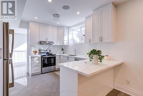 350 Weighton Drive, Oakville, ON - Indoor Photo Showing Kitchen With Upgraded Kitchen