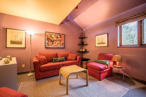 Salon - 246 Ch. Lowry, Sutton, QC - Indoor Photo Showing Living Room