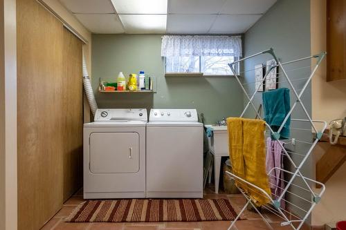 Salle de lavage - 246 Ch. Lowry, Sutton, QC - Indoor Photo Showing Laundry Room