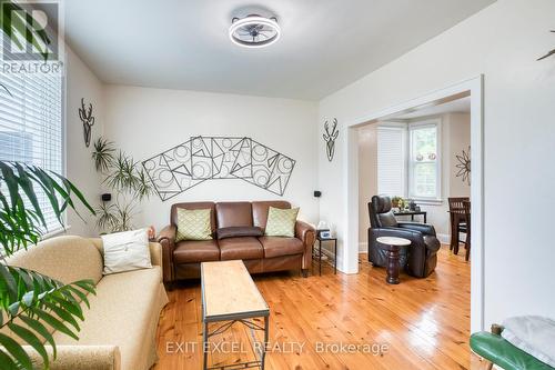 615 Moffat Street, Pembroke, ON - Indoor Photo Showing Living Room