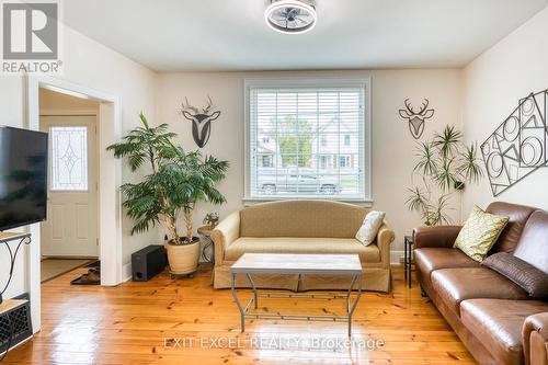 615 Moffat Street, Pembroke, ON - Indoor Photo Showing Living Room