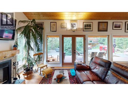 1427 Hartley Road, Golden, BC - Indoor Photo Showing Living Room With Fireplace