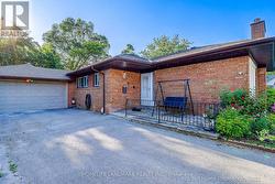 38 MOORECROFT CRESCENT  Toronto, ON M1K 3V1
