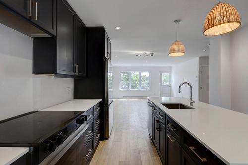 Kitchen - 417 Av. Smart, Montréal-Ouest, QC - Indoor Photo Showing Kitchen With Upgraded Kitchen