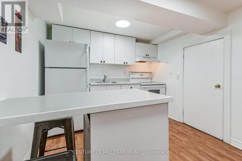 6959 Cadiz Crescent, Mississauga, ON - Indoor Photo Showing Kitchen