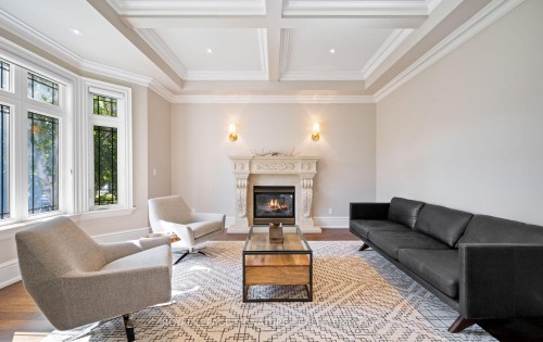 6845 Second Line W, Mississauga, ON - Indoor Photo Showing Living Room With Fireplace