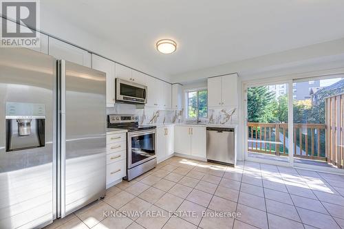 61 - 50 Strathaven Drive, Mississauga, ON - Indoor Photo Showing Kitchen