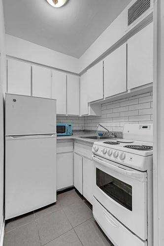 Kitchen - 205-1 Ch. De La Côte-Ste-Catherine, Montréal (Le Plateau-Mont-Royal), QC - Indoor Photo Showing Kitchen