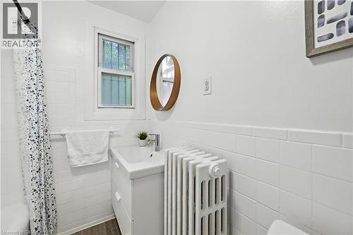 1047 Main Street E, Hamilton, ON - Indoor Photo Showing Bathroom