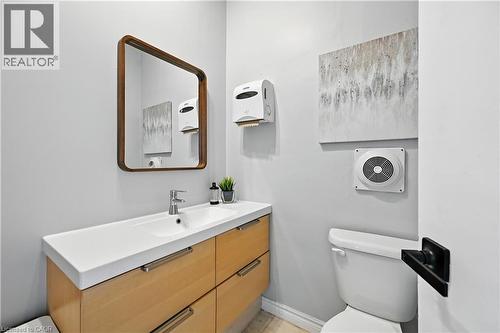 1047 Main Street E, Hamilton, ON - Indoor Photo Showing Bathroom