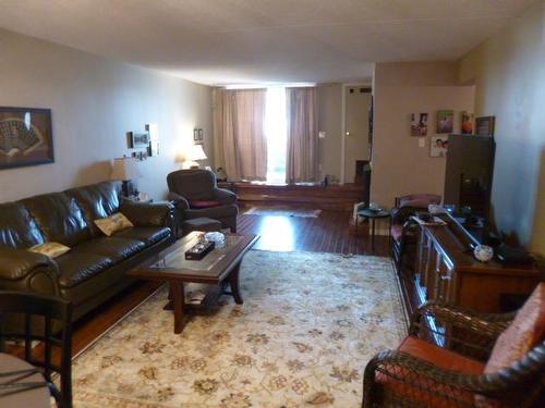103 800 Gordon Street, Thunder Bay, ON - Indoor Photo Showing Living Room
