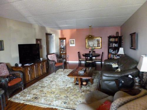 103 800 Gordon Street, Thunder Bay, ON - Indoor Photo Showing Living Room